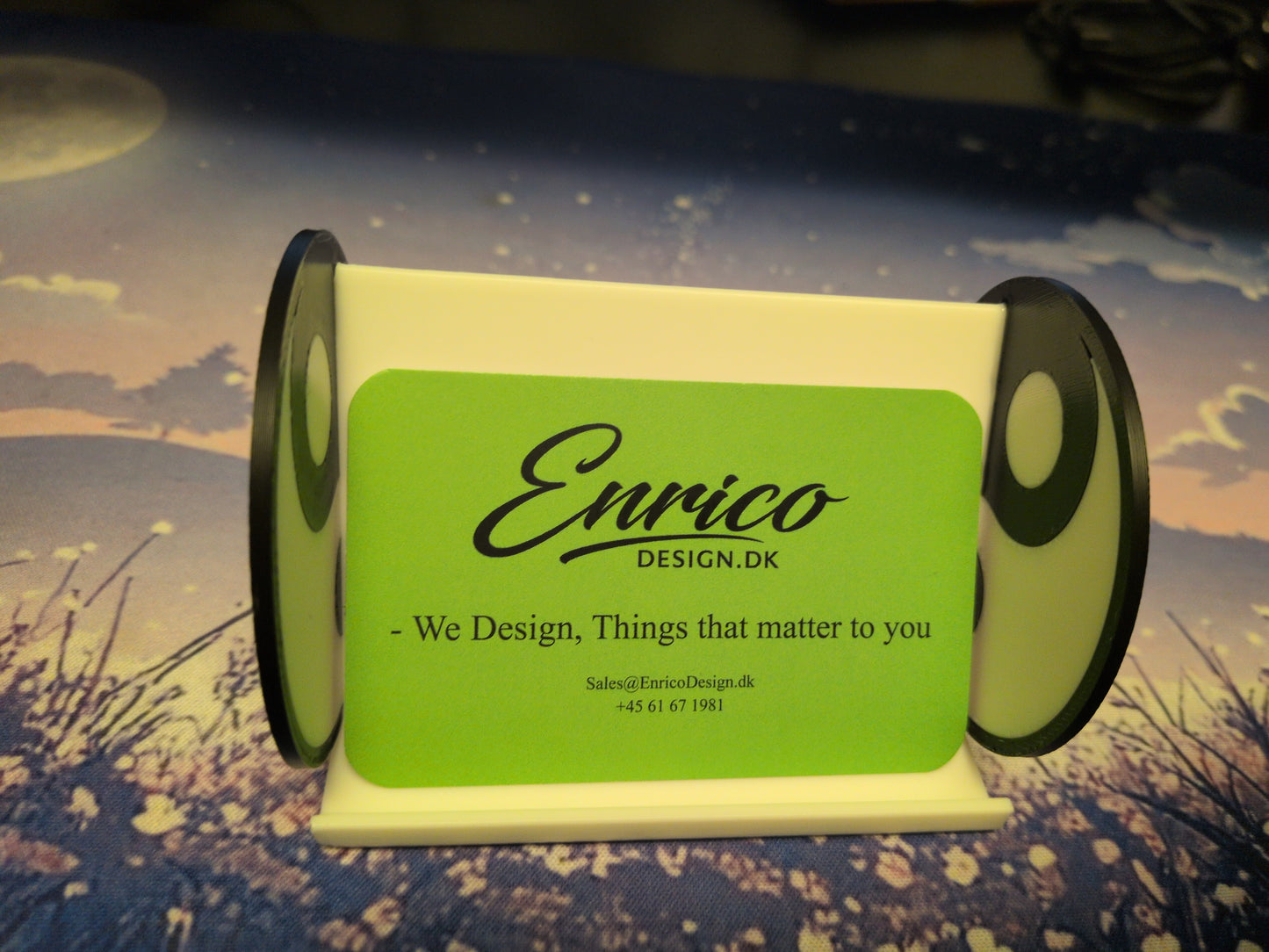 Yin & Yang Visitkortholder – Balance i dit første indtryk